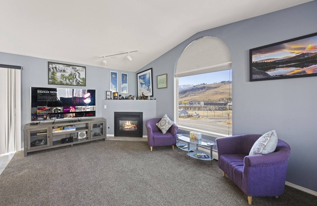 10 mins to Ski Resorts with Prime Location w/Views