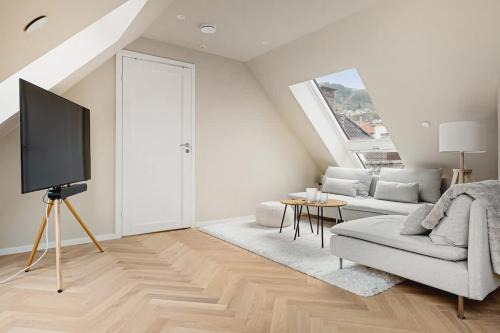 Dinbnb Apartments I Mid-City Luxury with Mini Balcony and Smart TV & Sound System