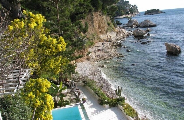 Directa frente a la playa en Eze