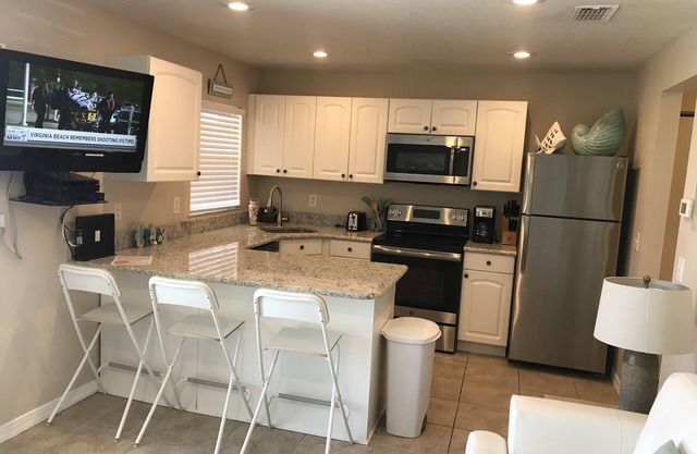 Direct Ocean Front Condo Remodelado con buen gusto !!!! Pasos a la arena!