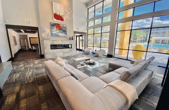 DISCOUNTED/ Stunning 1/1 Villa located near Mayo, UF, Jax Beach, & JAGs Stadium.
