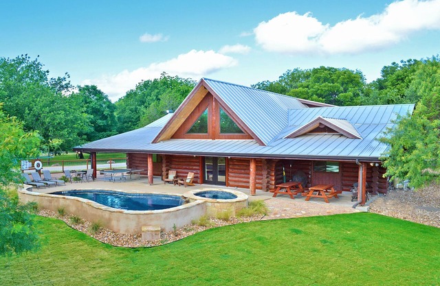 Casa canadiense recientemente construida con acceso a la orilla del lago y servicios del resort
