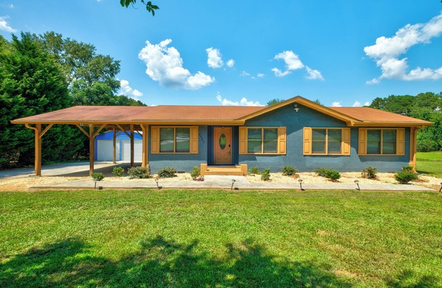 This apartment is a 3 bedrooms, 2 bathrooms, located in Fairburn, GA, GA.