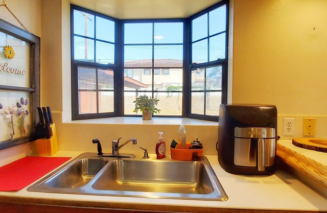 Disney&Socal Beaches, MidwayCity With 3 beds and 2 baths