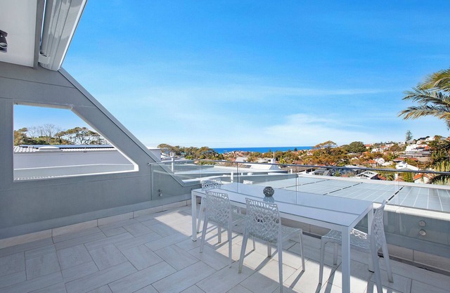 District & ocean views close to Bronte Beach