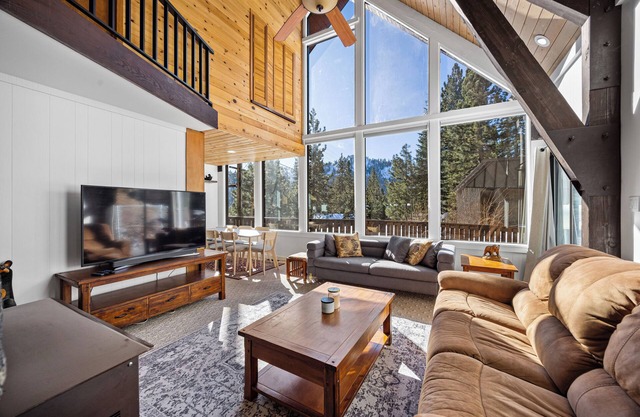 Mountain Views| Dog Friendly | Close to Golf, Stables, and Village | Sleeps 8