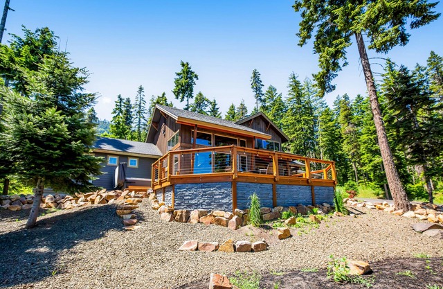 Dog-friendly alpine hideaway with firepit, grill, EV charger, mountain views