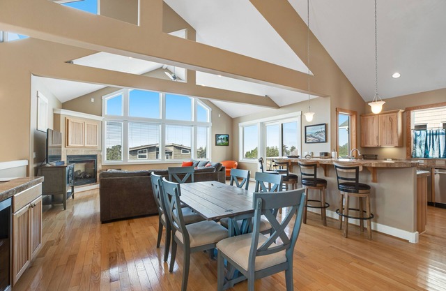Dog-friendly beach home ideal for entertaining with 2 fireplaces & great kitchen