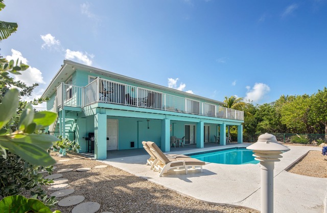 ¡NUEVO LISTADO! Great Middle Keys casa frente al canal con piscina!