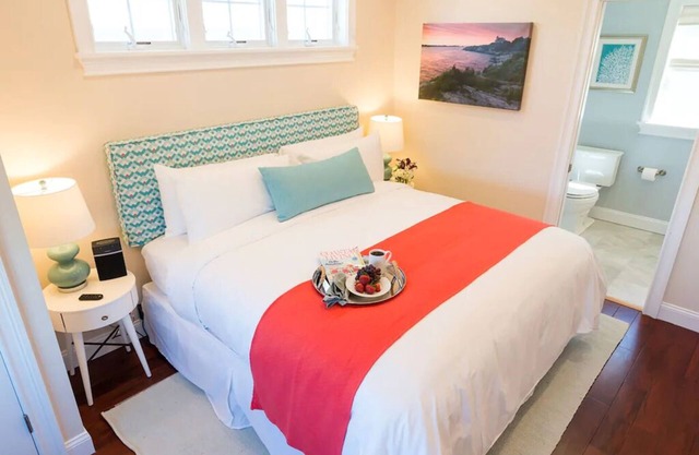 Dog Friendly Cottages w/ easy access to Newport, beaches, trails and vineyards