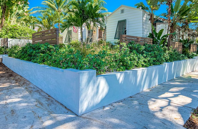 Dog-friendly home with pool, enclosed yard, patio, central AC, & washer/dryer