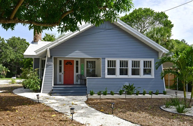 Dog friendly home near the Manatee River! Great location!