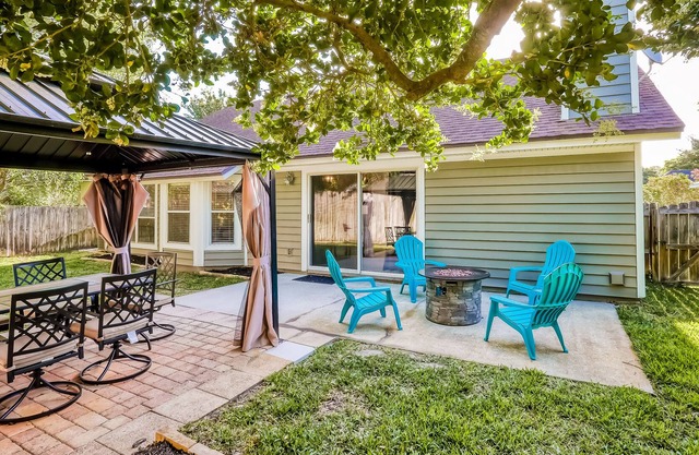 Dog-friendly home with fast WiFi, central AC, community pool - snowbirds welcome