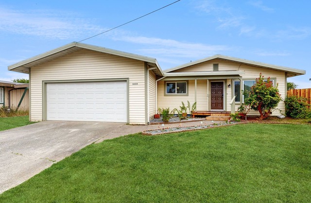 Dog friendly home w/gas grill, large backyard, horseshoe pit - close to beaches