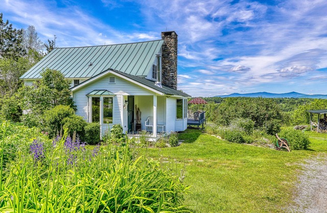 ¡NUEVO LISTADO! Casa encantadora y aislada con gran patio - cerca de Okemo