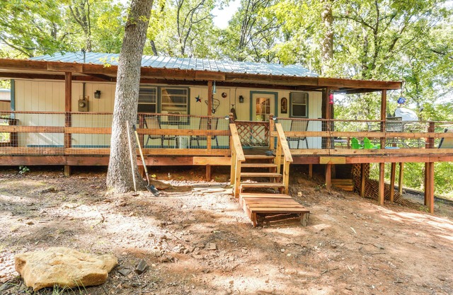 Dog-Friendly Kingston Cabin w/ Wraparound Deck!