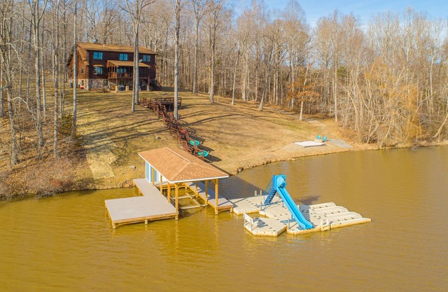 Cabaña de madera frente al lago en 3 acres con vista al lago, dos cocinas, cubiertas y barbacoas