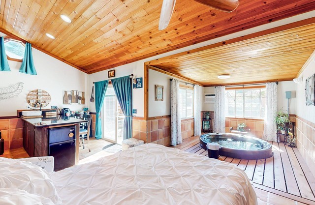 Dog-friendly private home with a hot tub, adult bikes, firepit, and partial AC