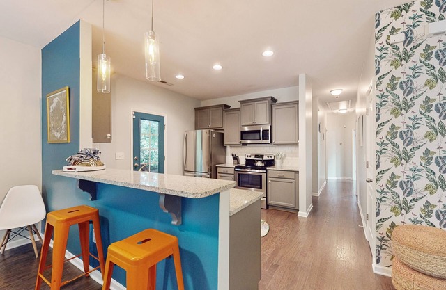 Dog-friendly retreat with a firepit, patio, washer/dryer, & AC