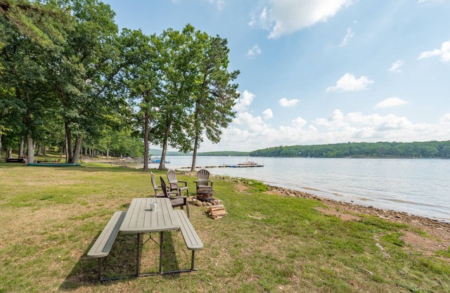 Willow Point: casa frente al lago con jacuzzi al aire libre y muelle privado