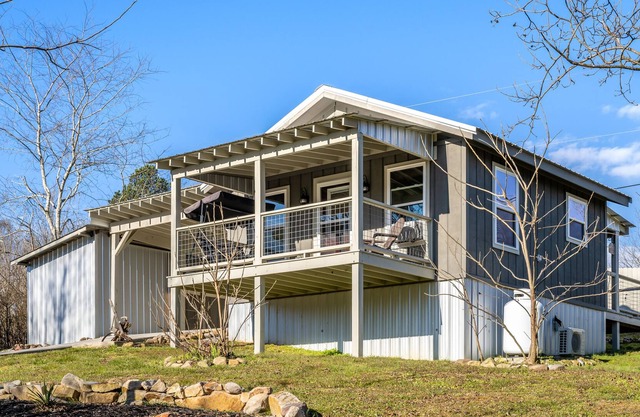 Dog-friendly tiny cabin with washer/dryer, central AC, firepit