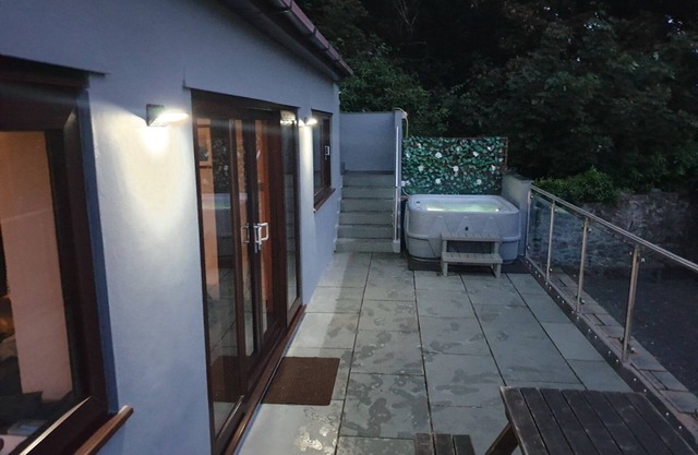 Villa con jacuzzi con vistas a la ciudad con vistas al mar y a la montaña