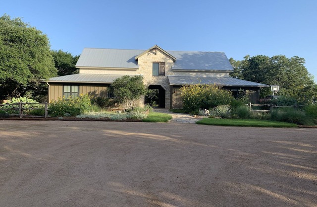 Dog-Trot Home en 20 acres aislados con piscina y sala de juegos.