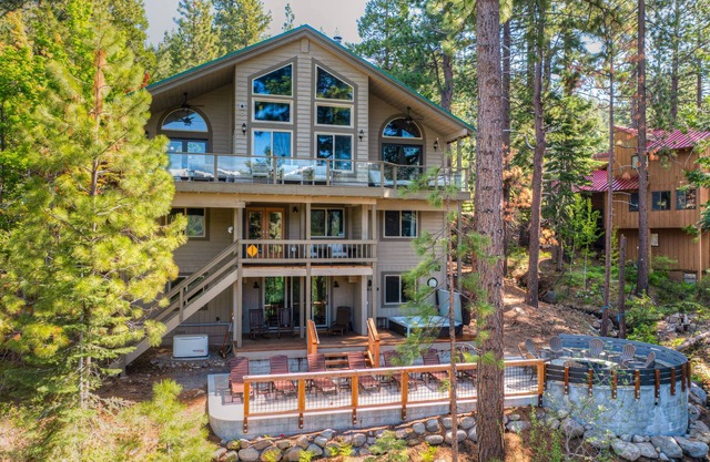 Donner Lake mountain-view delight - multi-level deck & private hot tub views