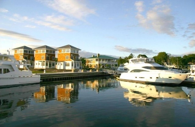 Door County Waterfront Cottage con piscinas cubiertas / al aire libre