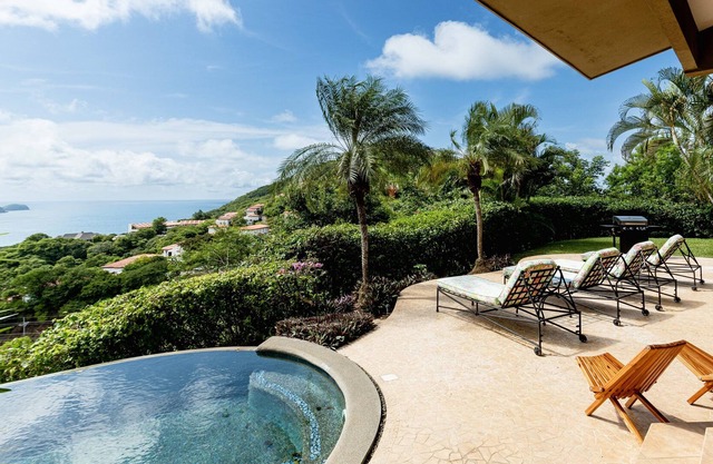 Hermosa casa con vistas a Playa Hermosa y Playa Panamá !!