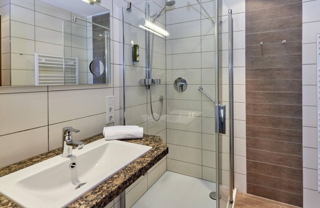 Habitación doble con ducha / WC - Hotel-Restaurante "Sankt Maximilian" - Wine House
