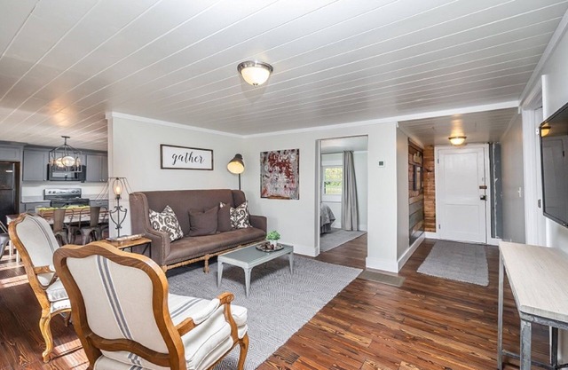 Downtown Bungalow Right in the Heart of Ellijay/ Minimum Age Requirement of 25 y