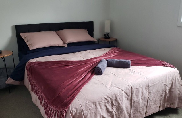 Downtown Charming Walkabout 2brm apt--PETS Welcome-sleeps 8