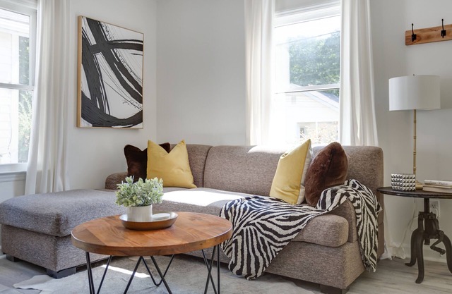 Downtown Delight - Stylish Private Walk to City Center