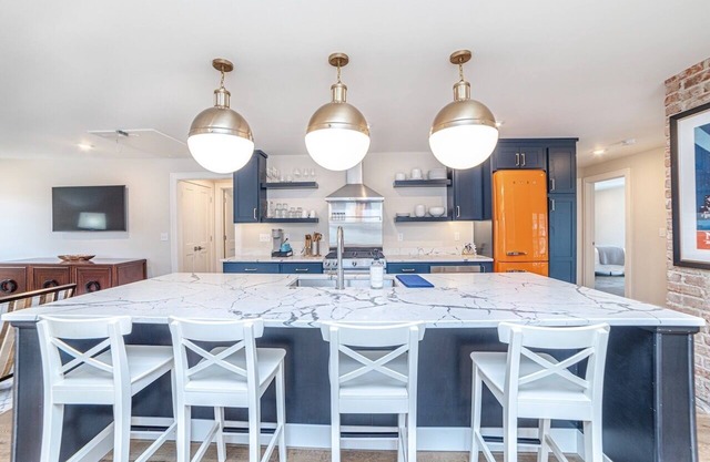 Downtown Loft w/ Gourmet Kitchen. Walk Everywhere!