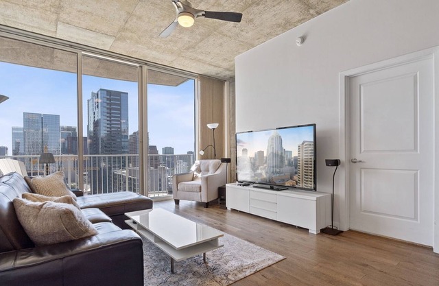 Downtown Luxury Hi-rise 2 BR / 2Bth, 2 plazas de garaje, gimnasio, piscina climatizada, 70 "HDTV