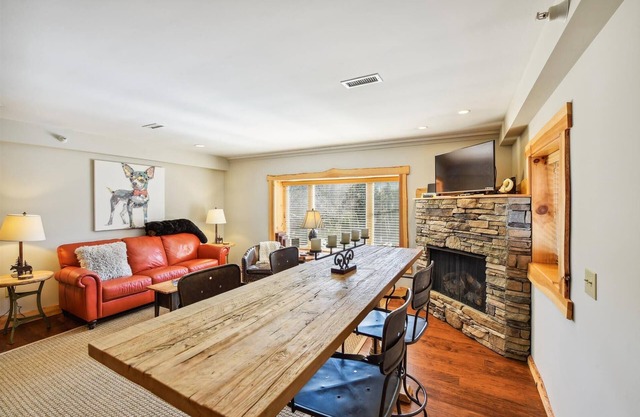 Downtown Main Street-2BR "Oso"