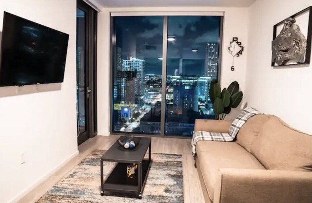 Downtown Miami Getaway Modern Condo with Infinity Pool Access and Central Living