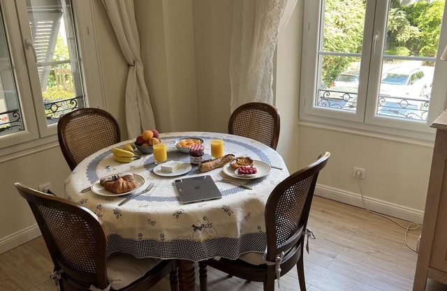Hermoso apartamento reformado, en el centro, tranquilo, aire acondicionado, soleado, tranvía.