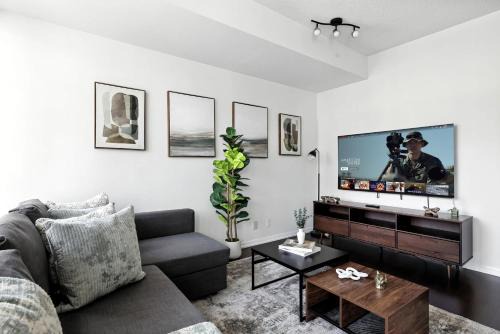 Downtown Oasis Condo Steps to Financial District