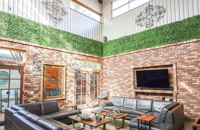 Downtown Retreats * Bamboo Loft * 3 houses *5 cars