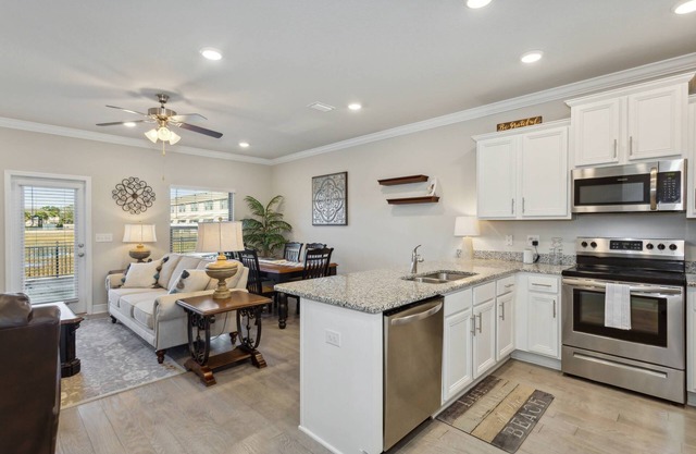 Downtown Townhome l Community Pool l Great for Families l 10 Minutes to NAS Pensacola l Fast WiFi