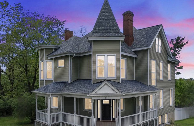 Victorian Home Near DT