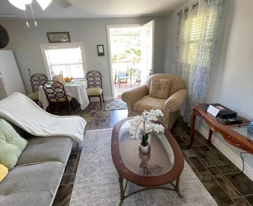 Downtown W. Palm, 2nd Story Sun Deck, near Beach!