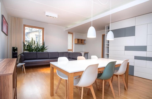 Dream Stay - Stylish Apartment near Old Town with Free Parking