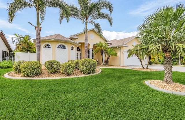 Dream villa with tropical garden on the canal