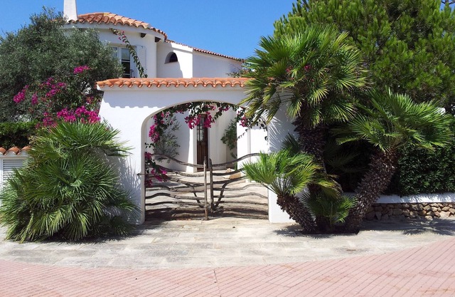 Una casa de ensueño con cuatro terrazas y un bonito jardín frente al mar