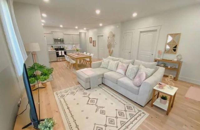Dreamy Getaway 2br|2ba, Relaxing Backyard w/ Mural