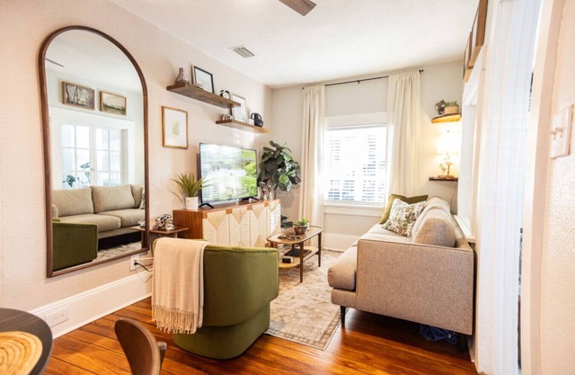 DT505 - Cozy downtown cottage