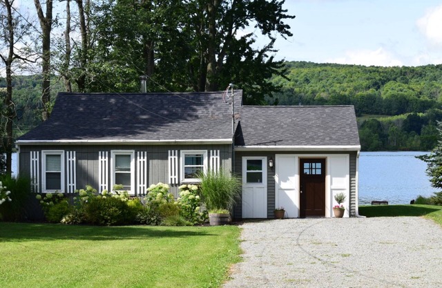 Duckingham Cottage en el lago Waneta, encantadora casa en el lago con kayaks y bote de remos